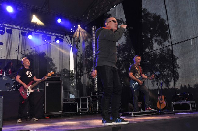 De Mono przypomniało szlagiery