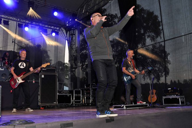 De Mono przypomniało szlagiery