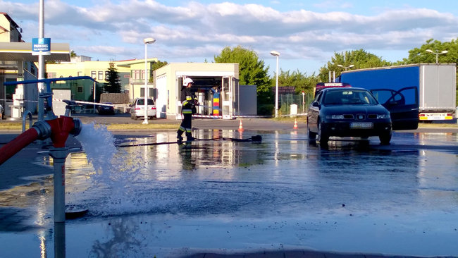 Na stacji paliw rozszczelniła się butla z gazem