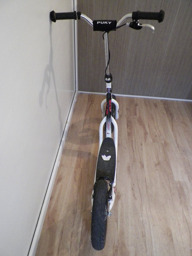 Hulajnoga czeka na właściciela