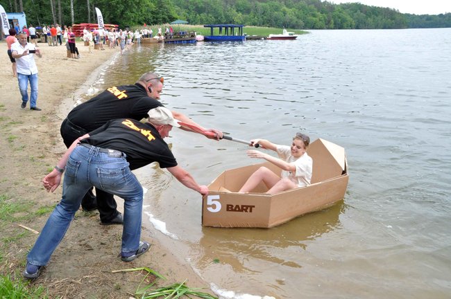 Kajaki z tektury - pomysł na współpracę przemysłu z uczelniami