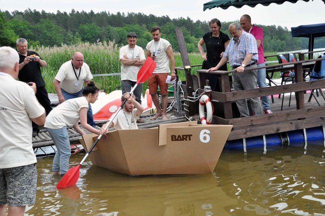 Kajaki z tektury - pomysł na współpracę przemysłu z uczelniami