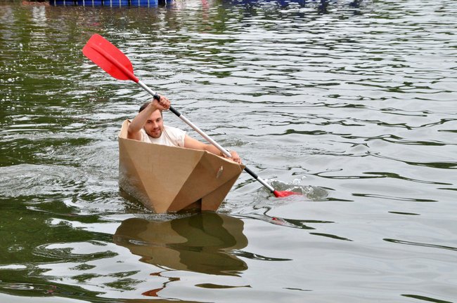 Kajaki z tektury - pomysł na współpracę przemysłu z uczelniami