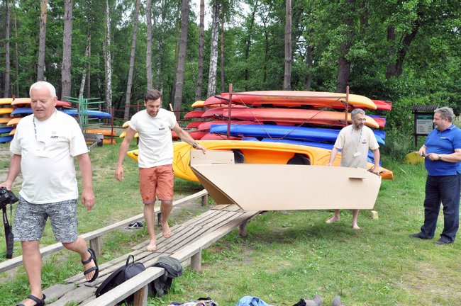 Kajaki z tektury - pomysł na współpracę przemysłu z uczelniami