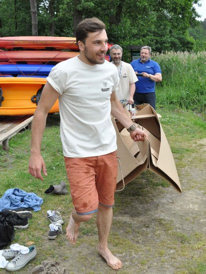 Kajaki z tektury - pomysł na współpracę przemysłu z uczelniami