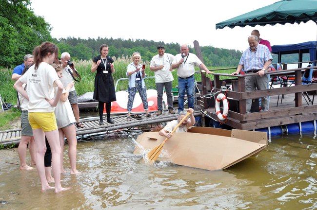 Kajaki z tektury - pomysł na współpracę przemysłu z uczelniami