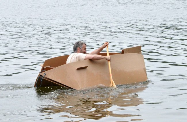 Kajaki z tektury - pomysł na współpracę przemysłu z uczelniami