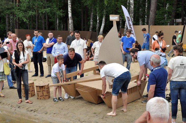 Kajaki z tektury - pomysł na współpracę przemysłu z uczelniami