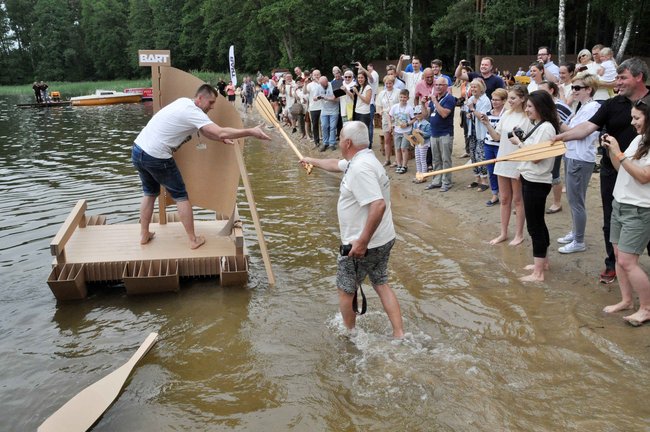 Kajaki z tektury - pomysł na współpracę przemysłu z uczelniami