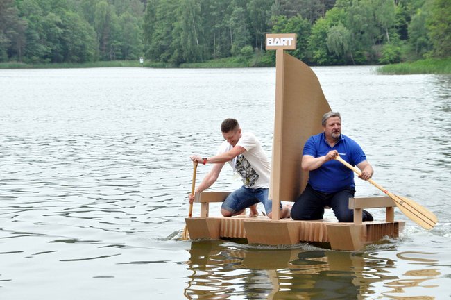 Kajaki z tektury - pomysł na współpracę przemysłu z uczelniami