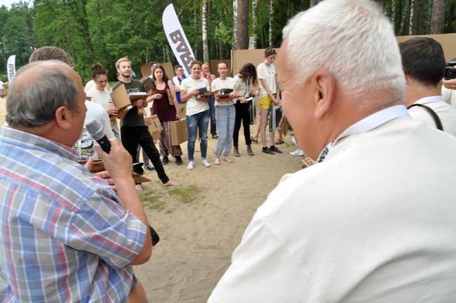 Kajaki z tektury - pomysł na współpracę przemysłu z uczelniami