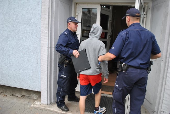 Gimnazjaliści na wakacjach = dewastacja