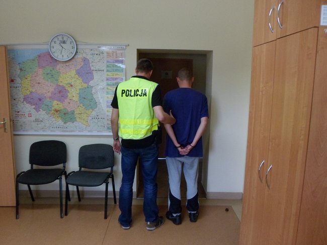 Uszkodzili samochód i grozili kierowcy