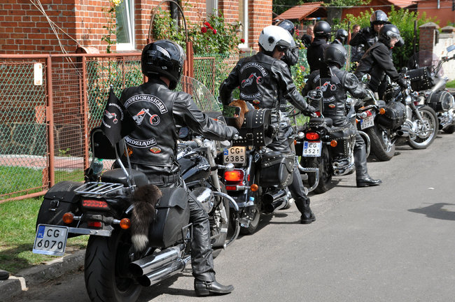 Głośny przejazd przez miasto - wideo