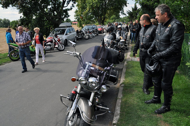 Głośny przejazd przez miasto - wideo