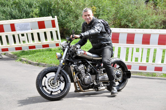 Głośny przejazd przez miasto - wideo