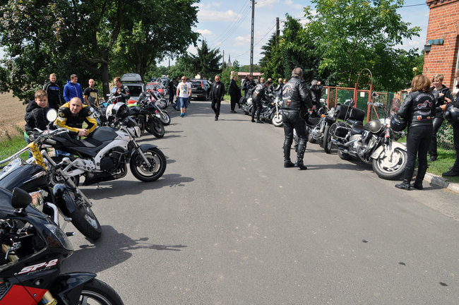 Głośny przejazd przez miasto - wideo