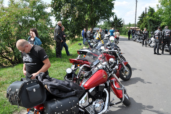 Głośny przejazd przez miasto - wideo