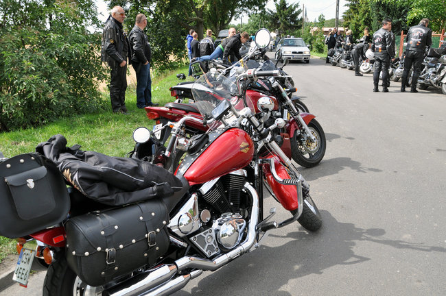 Głośny przejazd przez miasto - wideo