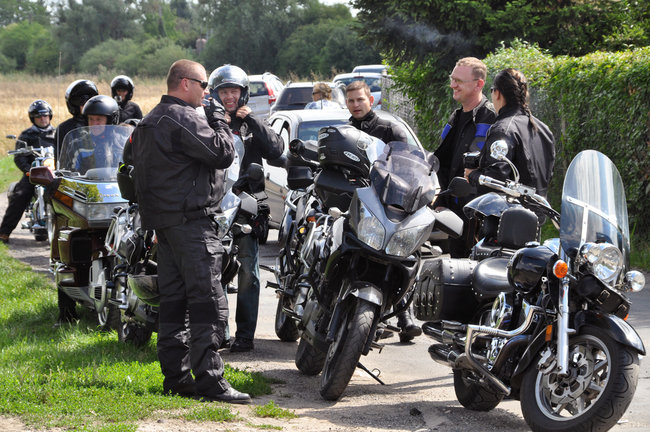 Głośny przejazd przez miasto - wideo