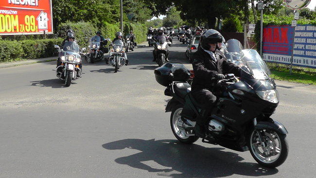 Głośny przejazd przez miasto - wideo