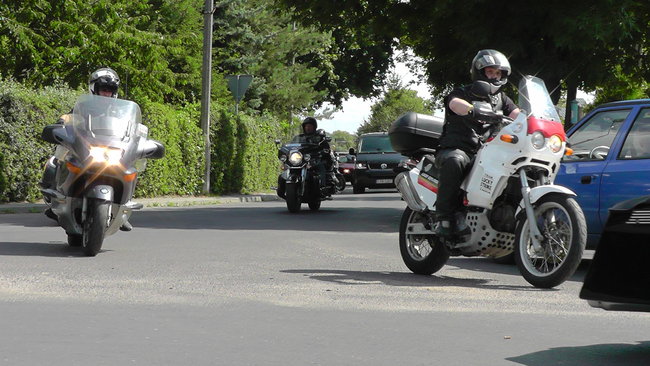 Głośny przejazd przez miasto - wideo