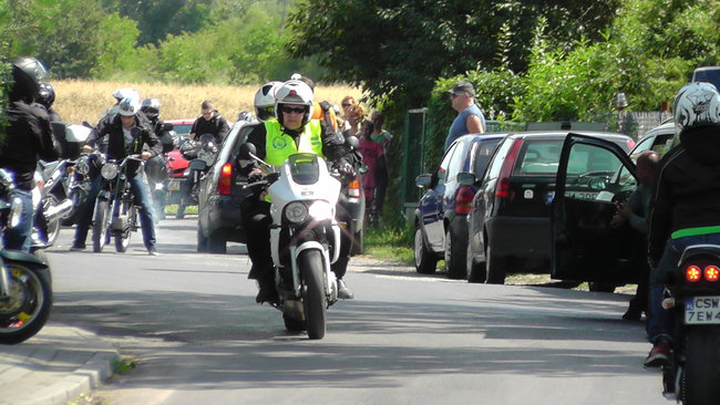 Głośny przejazd przez miasto - wideo