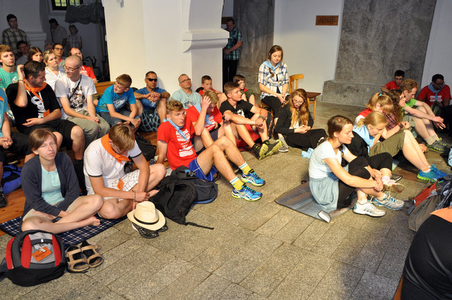 Pielgrzymi modlą się w drodze na Jasną Górę