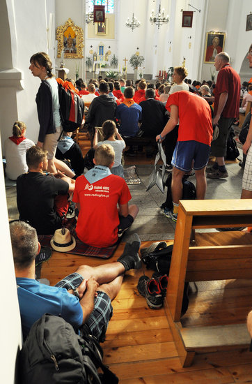 Pielgrzymi modlą się w drodze na Jasną Górę