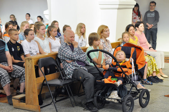 Pielgrzymi modlą się w drodze na Jasną Górę