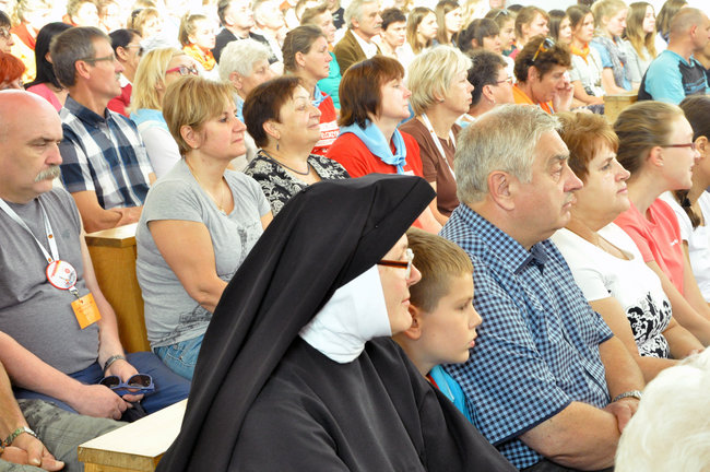 Pielgrzymi modlą się w drodze na Jasną Górę