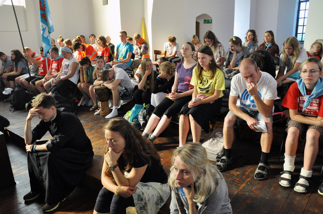 Pielgrzymi modlą się w drodze na Jasną Górę