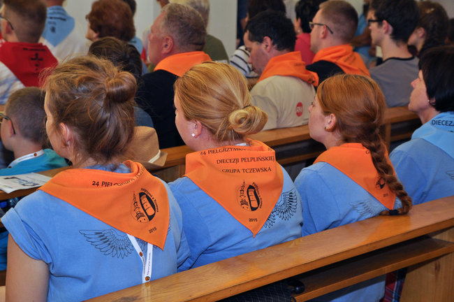 Pielgrzymi modlą się w drodze na Jasną Górę