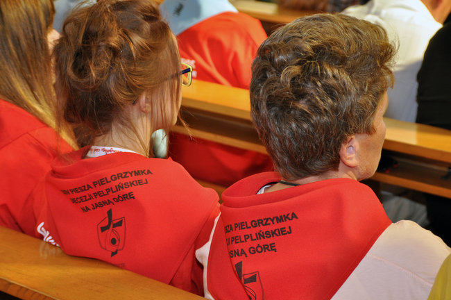 Pielgrzymi modlą się w drodze na Jasną Górę