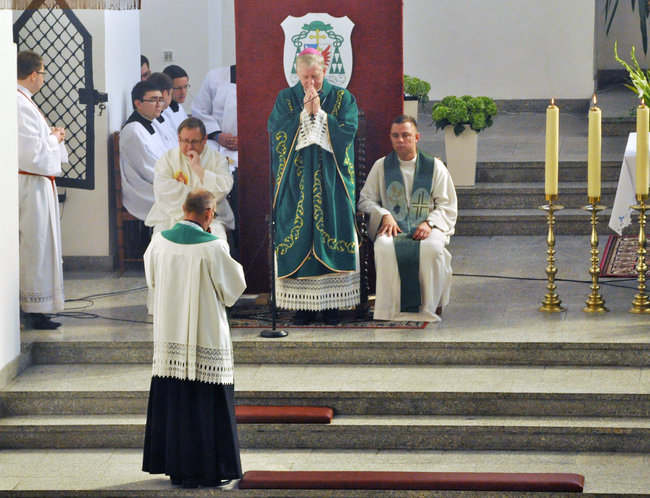 Pielgrzymi modlą się w drodze na Jasną Górę