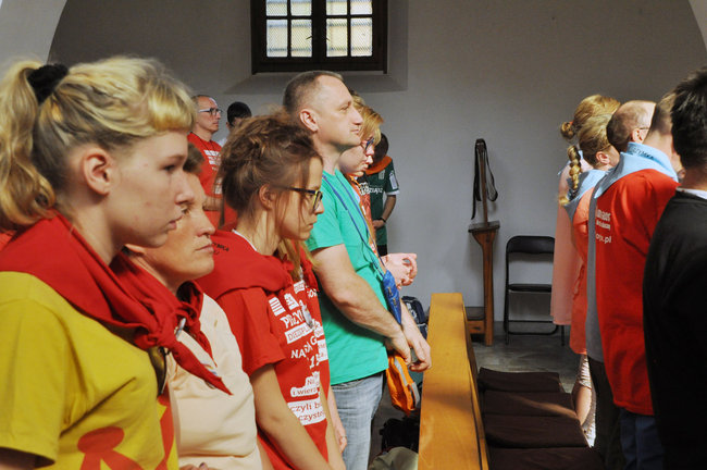 Pielgrzymi modlą się w drodze na Jasną Górę