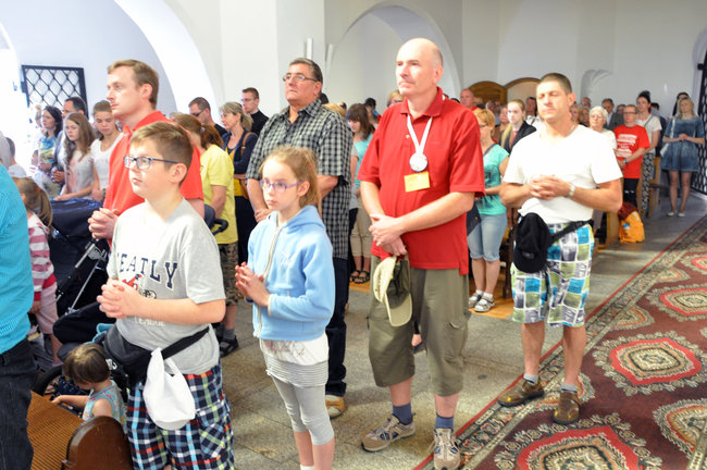 Pielgrzymi modlą się w drodze na Jasną Górę