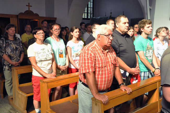 Pielgrzymi modlą się w drodze na Jasną Górę