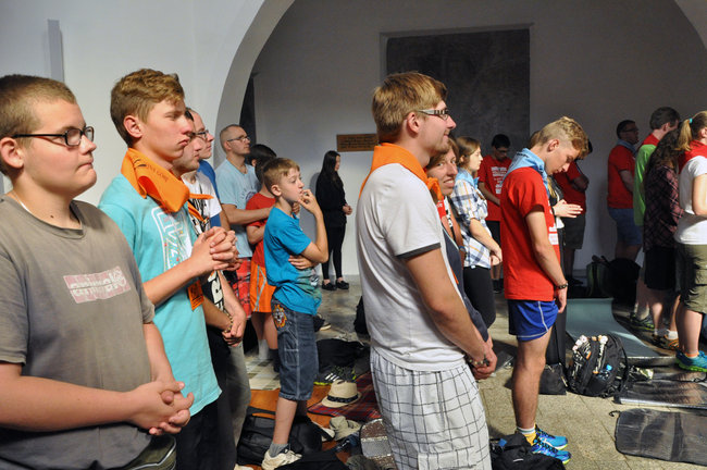 Pielgrzymi modlą się w drodze na Jasną Górę