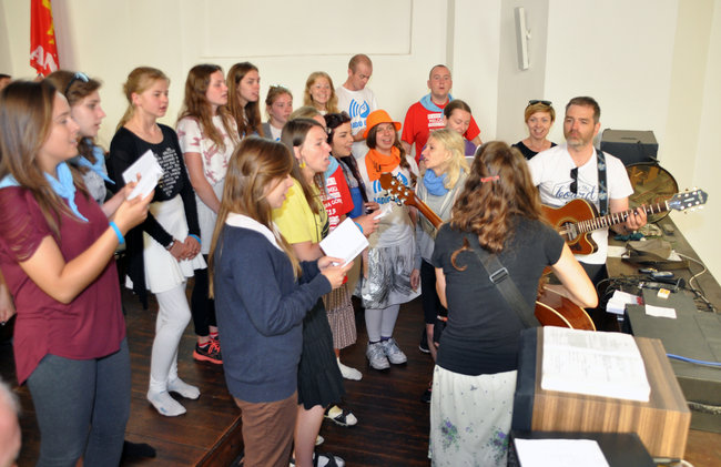 Pielgrzymi modlą się w drodze na Jasną Górę