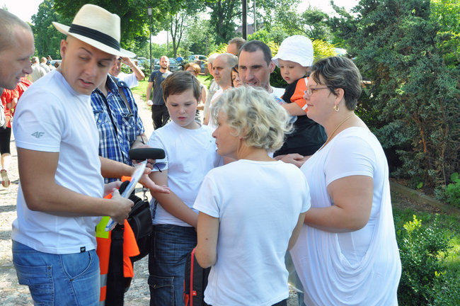 Pielgrzymi modlą się w drodze na Jasną Górę