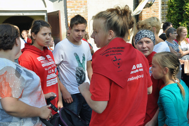 Pielgrzymi modlą się w drodze na Jasną Górę