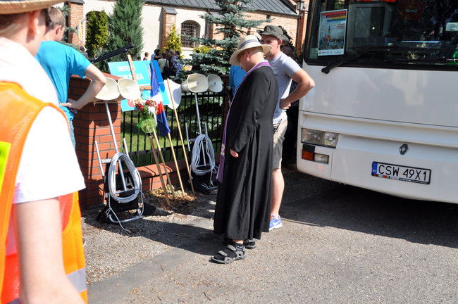 Pielgrzymi modlą się w drodze na Jasną Górę