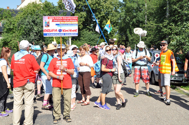 Pielgrzymi modlą się w drodze na Jasną Górę
