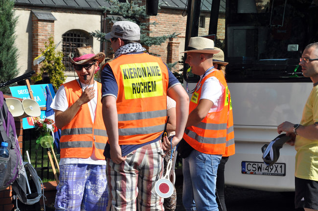 Pielgrzymi modlą się w drodze na Jasną Górę