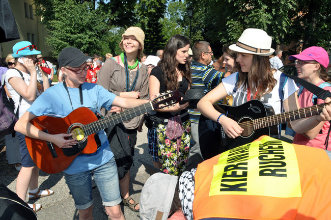 Pielgrzymi modlą się w drodze na Jasną Górę