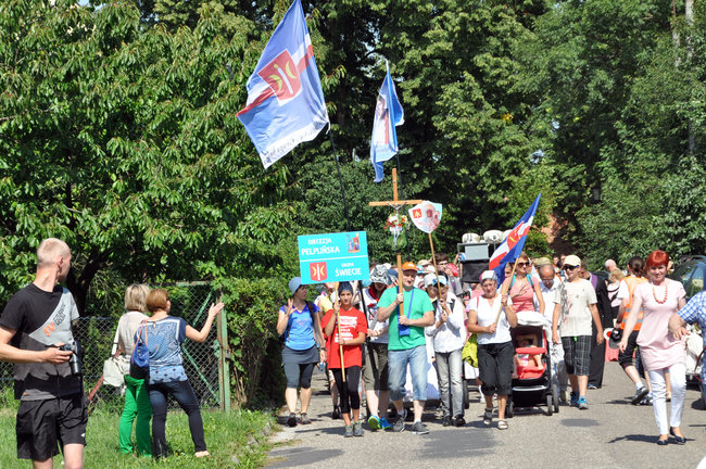 Pielgrzymi modlą się w drodze na Jasną Górę