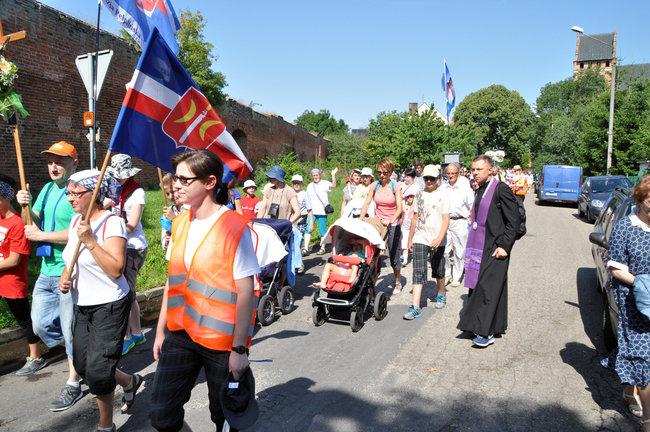 Pielgrzymi modlą się w drodze na Jasną Górę