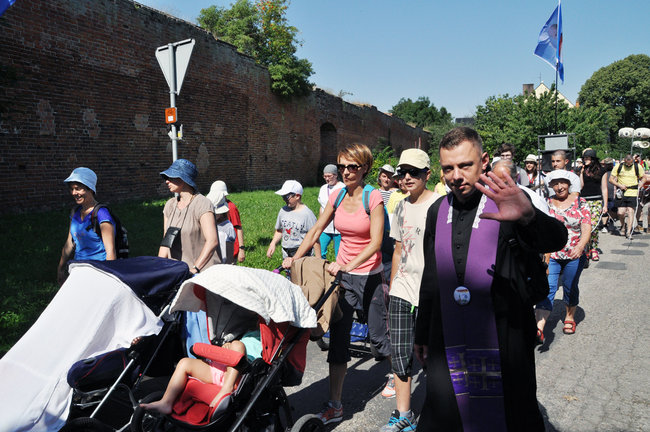 Pielgrzymi modlą się w drodze na Jasną Górę