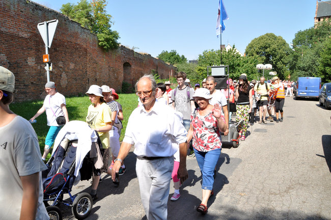 Pielgrzymi modlą się w drodze na Jasną Górę